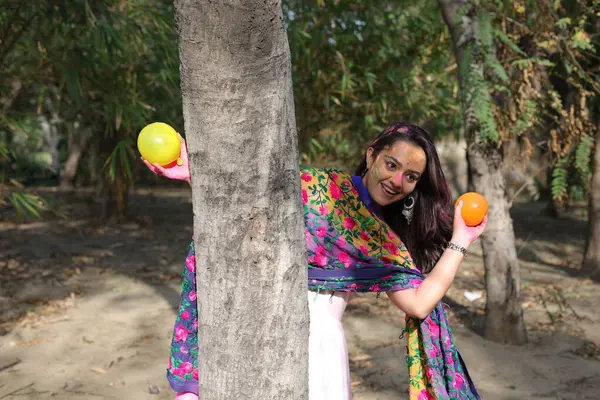 NEW DELHI, INDIA - 22 Şubat 2025: (EDITOR 'un Notu) Bollywood oyuncusu Apoorva Arora, 22 Şubat 2025 tarihinde Hindistan' ın Yeni Delhi kentinde Holi özel çekimi sırasında HT City ile birlikte poz verdi..