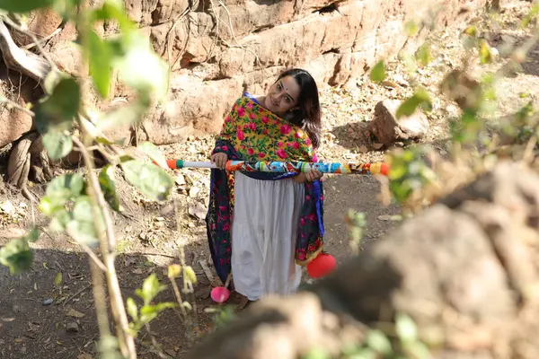 NEW DELHI, INDIA - 22 Şubat 2025: (EDITOR 'un Notu) Bollywood oyuncusu Apoorva Arora, 22 Şubat 2025 tarihinde Hindistan' ın Yeni Delhi kentinde Holi özel çekimi sırasında HT City ile birlikte poz verdi..