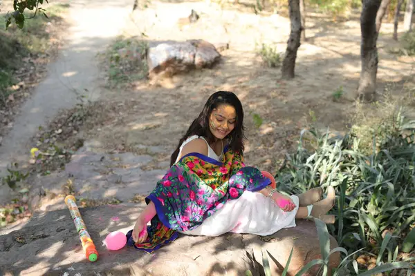 NEW DELHI, INDIA - 22 Şubat 2025: (EDITOR 'un Notu) Bollywood oyuncusu Apoorva Arora, 22 Şubat 2025 tarihinde Hindistan' ın Yeni Delhi kentinde Holi özel çekimi sırasında HT City ile birlikte poz verdi..