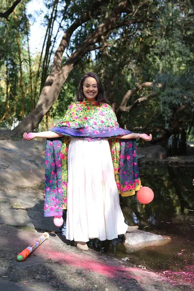 NEW DELHI, INDIA - 22 Şubat 2025: (EDITOR 'un Notu) Bollywood oyuncusu Apoorva Arora, 22 Şubat 2025 tarihinde Hindistan' ın Yeni Delhi kentinde Holi özel çekimi sırasında HT City ile birlikte poz verdi..