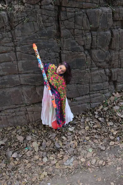 NEW DELHI, INDIA - 22 Şubat 2025: (EDITOR 'un Notu) Bollywood oyuncusu Apoorva Arora, 22 Şubat 2025 tarihinde Hindistan' ın Yeni Delhi kentinde Holi özel çekimi sırasında HT City ile birlikte poz verdi..