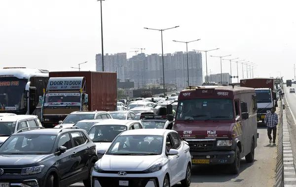 GHAZIABAD, INDIA - 26 Mart 2025: Ghaziabad, Hindistan 'da 26 Mart 2025 tarihinde Ghaziabad, Delhi Meerut Otoyolu yakınlarında yanan bir araba nedeniyle otoyolda yoğun trafik sıkışıklığı yaşandı. İtfaiye ekibi olay yerine vardı ve yangını söndürdü..