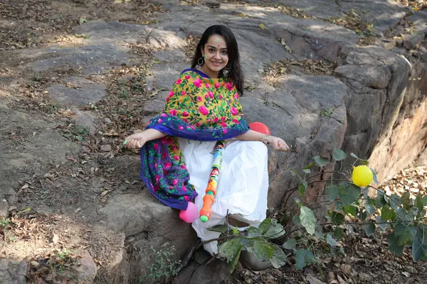 NEW DELHI, INDIA - 22 Şubat 2025: (EDITOR 'un Notu) Bollywood oyuncusu Apoorva Arora, 22 Şubat 2025 tarihinde Hindistan' ın Yeni Delhi kentinde Holi özel çekimi sırasında HT City ile birlikte poz verdi..