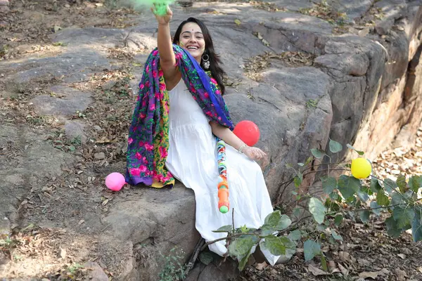 NEW DELHI, INDIA - 22 Şubat 2025: (EDITOR 'un Notu) Bollywood oyuncusu Apoorva Arora, 22 Şubat 2025 tarihinde Hindistan' ın Yeni Delhi kentinde Holi özel çekimi sırasında HT City ile birlikte poz verdi..