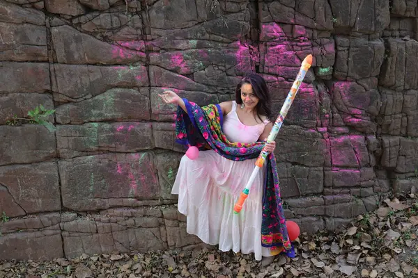 NEW DELHI, INDIA - 22 Şubat 2025: (EDITOR 'un Notu) Bollywood oyuncusu Apoorva Arora, 22 Şubat 2025 tarihinde Hindistan' ın Yeni Delhi kentinde Holi özel çekimi sırasında HT City ile birlikte poz verdi..