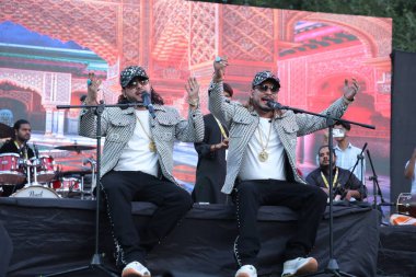 NEW DELHI, INDIA - 21 Mart: Nizami Kardeşler Akbar Nizami ve Gufran Nizami, Bayan Shri Ram Koleji 'nin yıllık kültür festivali Tarang' 25 'te 21 Mart 2025' te Yeni Delhi, Hindistan 'da bir konser verdiler..