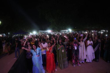 NEW DELHI, INDIA - 21 Mart 2025 tarihinde Hindistan 'ın Yeni Delhi kentinde düzenlenen Bayan Shri Ram Koleji' nde Nizami Kardeşler Akbar Nizami ve Gufran Nizami 'nin performansının keyfini çıkarın. Cuma akşamı döndü. 