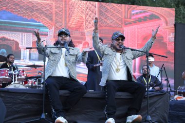 NEW DELHI, INDIA - 21 Mart: Nizami Kardeşler Akbar Nizami ve Gufran Nizami, Bayan Shri Ram Koleji 'nin yıllık kültür festivali Tarang' 25 'te 21 Mart 2025' te Yeni Delhi, Hindistan 'da bir konser verdiler..