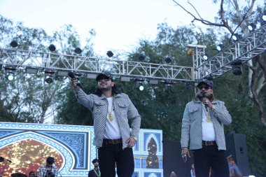 NEW DELHI, INDIA - 21 Mart: Nizami Kardeşler Akbar Nizami ve Gufran Nizami, Bayan Shri Ram Koleji 'nin yıllık kültür festivali Tarang' 25 'te 21 Mart 2025' te Yeni Delhi, Hindistan 'da bir konser verdiler..