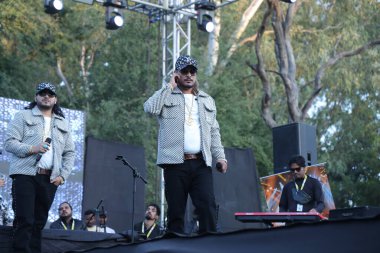 NEW DELHI, INDIA - 21 Mart: Nizami Kardeşler Akbar Nizami ve Gufran Nizami, Bayan Shri Ram Koleji 'nin yıllık kültür festivali Tarang' 25 'te 21 Mart 2025' te Yeni Delhi, Hindistan 'da bir konser verdiler..