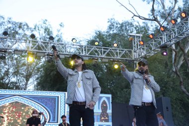 NEW DELHI, INDIA - 21 Mart: Nizami Kardeşler Akbar Nizami ve Gufran Nizami, Bayan Shri Ram Koleji 'nin yıllık kültür festivali Tarang' 25 'te 21 Mart 2025' te Yeni Delhi, Hindistan 'da bir konser verdiler..