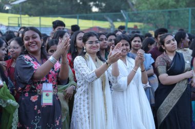 NEW DELHI, INDIA - 21 Mart 2025 tarihinde Hindistan 'ın Yeni Delhi kentinde düzenlenen Bayan Shri Ram Koleji' nde Nizami Kardeşler Akbar Nizami ve Gufran Nizami 'nin performansının keyfini çıkarın. Cuma akşamı döndü. 