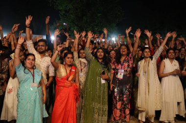 NEW DELHI, INDIA - 21 Mart 2025 tarihinde Hindistan 'ın Yeni Delhi kentinde düzenlenen Bayan Shri Ram Koleji' nde Nizami Kardeşler Akbar Nizami ve Gufran Nizami 'nin performansının keyfini çıkarın. Cuma akşamı döndü. 