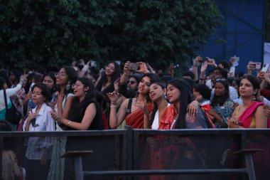 NEW DELHI, INDIA - 21 Mart 2025 tarihinde Hindistan 'ın Yeni Delhi kentinde düzenlenen Bayan Shri Ram Koleji' nde Nizami Kardeşler Akbar Nizami ve Gufran Nizami 'nin performansının keyfini çıkarın. Cuma akşamı döndü. 