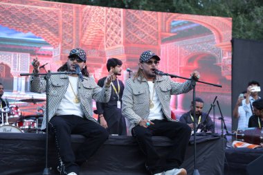 NEW DELHI, INDIA - 21 Mart: Nizami Kardeşler Akbar Nizami ve Gufran Nizami, Bayan Shri Ram Koleji 'nin yıllık kültür festivali Tarang' 25 'te 21 Mart 2025' te Yeni Delhi, Hindistan 'da bir konser verdiler..