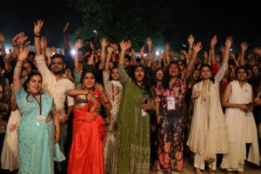 NEW DELHI, INDIA - 21 Mart 2025 tarihinde Hindistan 'ın Yeni Delhi kentinde düzenlenen Bayan Shri Ram Koleji' nde Nizami Kardeşler Akbar Nizami ve Gufran Nizami 'nin performansının keyfini çıkarın. Cuma akşamı döndü. 