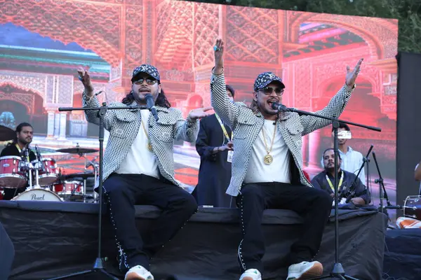 NEW DELHI, INDIA - 21 Mart: Nizami Kardeşler Akbar Nizami ve Gufran Nizami, Bayan Shri Ram Koleji 'nin yıllık kültür festivali Tarang' 25 'te 21 Mart 2025' te Yeni Delhi, Hindistan 'da bir konser verdiler..