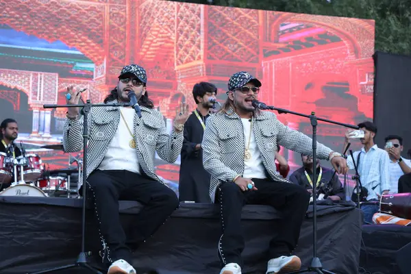 NEW DELHI, INDIA - 21 Mart: Nizami Kardeşler Akbar Nizami ve Gufran Nizami, Bayan Shri Ram Koleji 'nin yıllık kültür festivali Tarang' 25 'te 21 Mart 2025' te Yeni Delhi, Hindistan 'da bir konser verdiler..