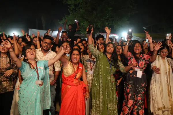 NEW DELHI, INDIA - 21 Mart 2025 tarihinde Hindistan 'ın Yeni Delhi kentinde düzenlenen Bayan Shri Ram Koleji' nde Nizami Kardeşler Akbar Nizami ve Gufran Nizami 'nin performansının keyfini çıkarın. Cuma akşamı döndü. 