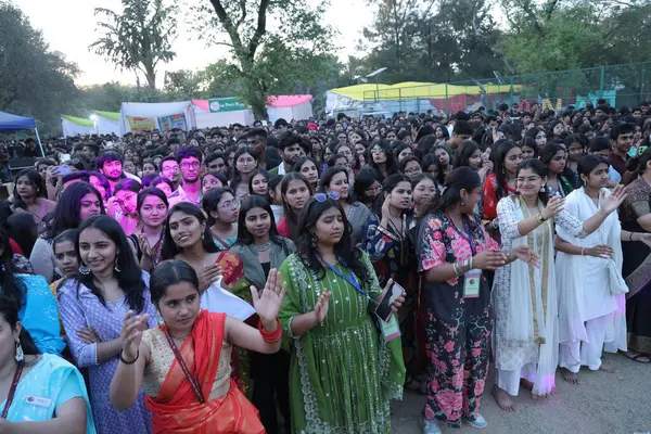 NEW DELHI, INDIA - 21 Mart 2025 tarihinde Hindistan 'ın Yeni Delhi kentinde düzenlenen Bayan Shri Ram Koleji' nde Nizami Kardeşler Akbar Nizami ve Gufran Nizami 'nin performansının keyfini çıkarın. Cuma akşamı döndü. 