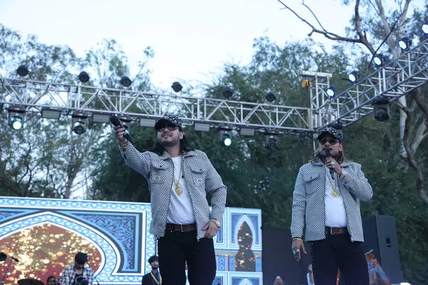 NEW DELHI, INDIA - 21 Mart: Nizami Kardeşler Akbar Nizami ve Gufran Nizami, Bayan Shri Ram Koleji 'nin yıllık kültür festivali Tarang' 25 'te 21 Mart 2025' te Yeni Delhi, Hindistan 'da bir konser verdiler..