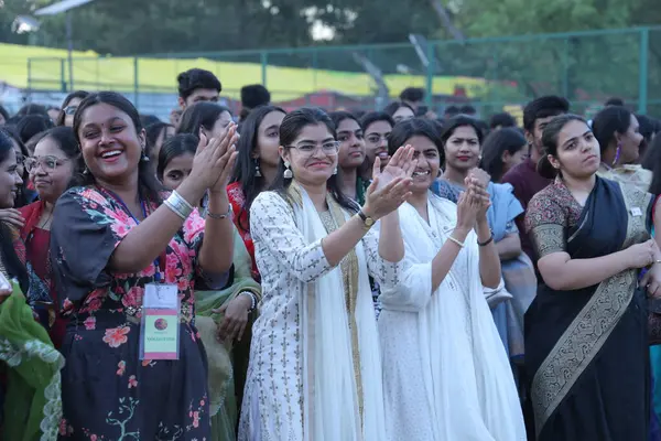 NEW DELHI, INDIA - 21 Mart 2025 tarihinde Hindistan 'ın Yeni Delhi kentinde düzenlenen Bayan Shri Ram Koleji' nde Nizami Kardeşler Akbar Nizami ve Gufran Nizami 'nin performansının keyfini çıkarın. Cuma akşamı döndü. 