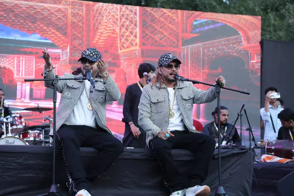 NEW DELHI, INDIA - 21 Mart: Nizami Kardeşler Akbar Nizami ve Gufran Nizami, Bayan Shri Ram Koleji 'nin yıllık kültür festivali Tarang' 25 'te 21 Mart 2025' te Yeni Delhi, Hindistan 'da bir konser verdiler..