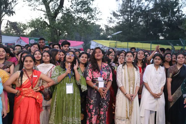 NEW DELHI, INDIA - 21 Mart 2025 tarihinde Hindistan 'ın Yeni Delhi kentinde düzenlenen Bayan Shri Ram Koleji' nde Nizami Kardeşler Akbar Nizami ve Gufran Nizami 'nin performansının keyfini çıkarın. Cuma akşamı döndü. 