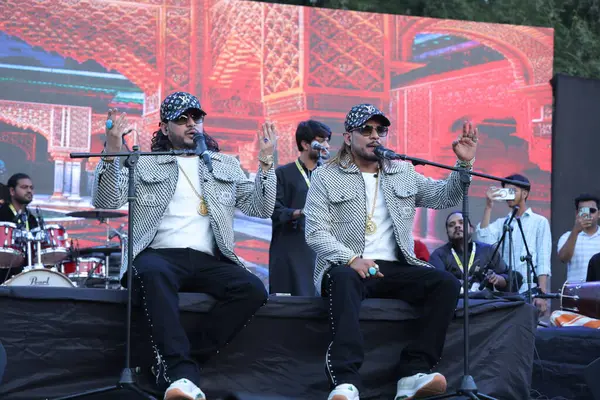 NEW DELHI, INDIA - 21 Mart: Nizami Kardeşler Akbar Nizami ve Gufran Nizami, Bayan Shri Ram Koleji 'nin yıllık kültür festivali Tarang' 25 'te 21 Mart 2025' te Yeni Delhi, Hindistan 'da bir konser verdiler..