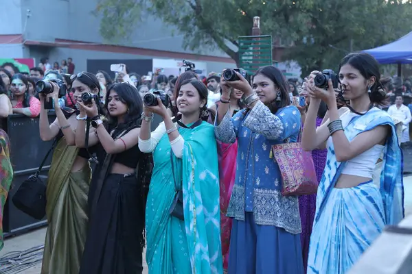 NEW DELHI, INDIA - 21 Mart 2025 tarihinde Hindistan 'ın Yeni Delhi kentinde düzenlenen Bayan Shri Ram Koleji' nde Nizami Kardeşler Akbar Nizami ve Gufran Nizami 'nin performansının keyfini çıkarın. Cuma akşamı döndü. 