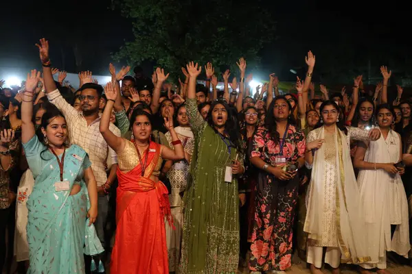 NEW DELHI, INDIA - 21 Mart 2025 tarihinde Hindistan 'ın Yeni Delhi kentinde düzenlenen Bayan Shri Ram Koleji' nde Nizami Kardeşler Akbar Nizami ve Gufran Nizami 'nin performansının keyfini çıkarın. Cuma akşamı döndü. 