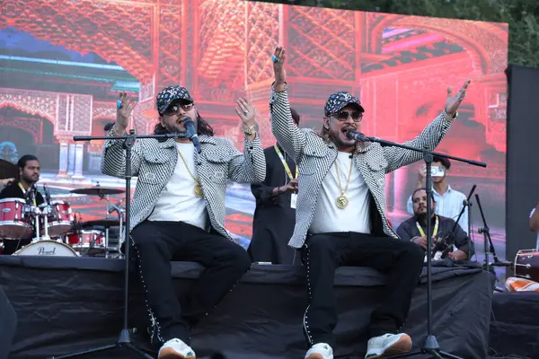 NEW DELHI, INDIA - 21 Mart: Nizami Kardeşler Akbar Nizami ve Gufran Nizami, Bayan Shri Ram Koleji 'nin yıllık kültür festivali Tarang' 25 'te 21 Mart 2025' te Yeni Delhi, Hindistan 'da bir konser verdiler..