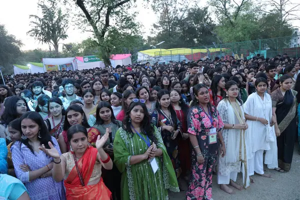 NEW DELHI, INDIA - 21 Mart 2025 tarihinde Hindistan 'ın Yeni Delhi kentinde düzenlenen Bayan Shri Ram Koleji' nde Nizami Kardeşler Akbar Nizami ve Gufran Nizami 'nin performansının keyfini çıkarın. Cuma akşamı döndü. 