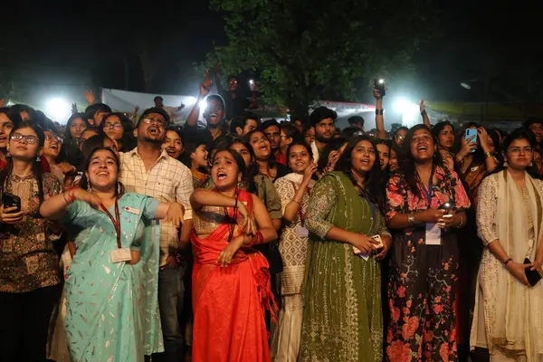 NEW DELHI, INDIA - 21 Mart 2025 tarihinde Hindistan 'ın Yeni Delhi kentinde düzenlenen Bayan Shri Ram Koleji' nde Nizami Kardeşler Akbar Nizami ve Gufran Nizami 'nin performansının keyfini çıkarın. Cuma akşamı döndü. 