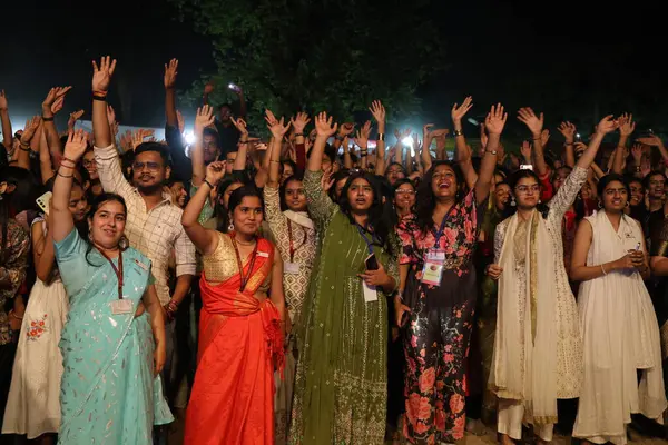 NEW DELHI, INDIA - 21 Mart 2025 tarihinde Hindistan 'ın Yeni Delhi kentinde düzenlenen Bayan Shri Ram Koleji' nde Nizami Kardeşler Akbar Nizami ve Gufran Nizami 'nin performansının keyfini çıkarın. Cuma akşamı döndü. 