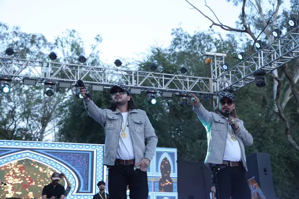 NEW DELHI, INDIA - 21 Mart: Nizami Kardeşler Akbar Nizami ve Gufran Nizami, Bayan Shri Ram Koleji 'nin yıllık kültür festivali Tarang' 25 'te 21 Mart 2025' te Yeni Delhi, Hindistan 'da bir konser verdiler..