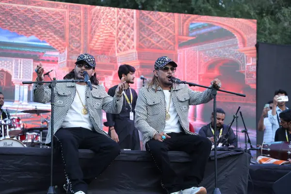 NEW DELHI, INDIA - 21 Mart: Nizami Kardeşler Akbar Nizami ve Gufran Nizami, Bayan Shri Ram Koleji 'nin yıllık kültür festivali Tarang' 25 'te 21 Mart 2025' te Yeni Delhi, Hindistan 'da bir konser verdiler..