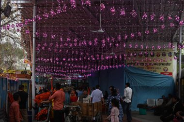 NEW DELHI, INDIA - 29 Mart 2025 tarihinde Hindistan 'ın Yeni Delhi kentinde, Jhandewalan Tapınağı' nda Navratri Festivali arifesinde güzel çiçek süslemeleri manzarası. Navratri, ya da dokuz gece, Chaitra 'da yılda iki kez kutlanan bir Hindu festivali.