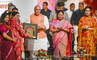 NEW DELHI, INDIA - 29 Mart: Rajnath Singh Savunma Bakanı, Rekha Gupta Genel Sekreteri, Diya Kumari, Veerangana (E-Kahve Masası) sırasında Rajasthan Genel Başkan Yardımcısı ve Rani Velu Nachiyar Onurlu Kadın Özgürlük Savaşçısına Dramatik Övgü