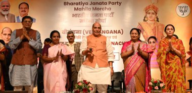 NEW DELHI, INDIA - 29 Mart 2025: Birlik Savunma Bakanı, Rajnath Singh, Cumhurbaşkanı, BJP Mahila Morcha, Vanathi Srinivasan ve Delhi Rekha Gupta başbakanı, Rajasthan Diya Kumari başkan yardımcısı, Ulusal Başkan Yardımcısı 