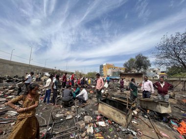 GURUGRAM, INDIA - 29 Mart 2025: 29 Mart 2025 'te Hindistan' ın Gurugram kentinde, Basai Enclave sektörü 9B 'de büyük bir yangının çıktığı bir siteden insanlar kömür çıkardılar. Bu olayda kimse yaralanmadı..