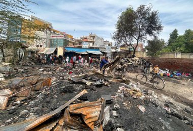 GURUGRAM, INDIA - 29 Mart 2025: 29 Mart 2025 'te Hindistan' ın Gurugram kentinde, Basai Enclave sektörü 9B 'de büyük bir yangının çıktığı bir siteden insanlar kömür çıkardılar. Bu olayda kimse yaralanmadı..