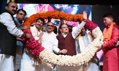 NEW DELHI, INDIA - 29 Mart 2025: BJP Ulusal Başkanı J.P. Nadda ile birlikte Delhi BJP Başkanı Virendra Sachdeva, Yol Bakanlığı, Ulaştırma ve Otoyollar ve Kurumsal İşler Bakanlığı Harsh Malhotra, Milletvekili Manoj Tiwari ve diğer BJP Liderleri 