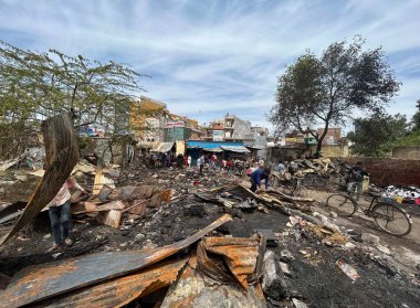 GURUGRAM, INDIA - 29 Mart 2025: 29 Mart 2025 'te Hindistan' ın Gurugram kentinde, Basai Enclave sektörü 9B 'de büyük bir yangının çıktığı bir siteden insanlar kömür çıkardılar. Bu olayda kimse yaralanmadı..