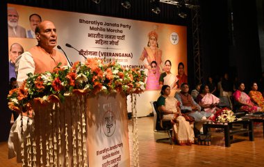 NEW DELHI, INDIA - 29 Mart: Birlik Savunma Bakanı, Rajnath Singh Veerangana 'nın (E-Coffee Table Book) yayınlanması sırasında konuştu ve BJP Mahila Morcha tarafından düzenlenen kadın özgürlük savaşçılarını onurlandıran Rani Velu Nachiyar' a dramatik bir saygı duruşu yaptı. 