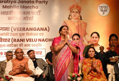 NEW DELHI, INDIA - 29 Mart 2025: Birlik Savunma Bakanı, Rajnath Singh, Cumhurbaşkanı, BJP Mahila Morcha, Vanathi Srinivasan ve Delhi Rekha Gupta başbakanı, Rajasthan Diya Kumari başkan yardımcısı, Ulusal Başkan Yardımcısı 