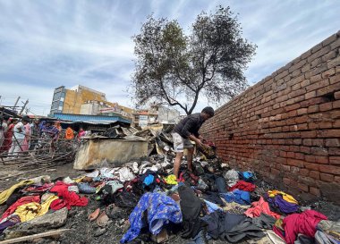 GURUGRAM, INDIA - 29 Mart 2025: 29 Mart 2025 'te Hindistan' ın Gurugram kentinde, Basai Enclave sektörü 9B 'de büyük bir yangının çıktığı bir siteden insanlar kömür çıkardılar. Bu olayda kimse yaralanmadı..