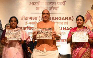 NEW DELHI, INDIA - 29 Mart 2025: Birlik Savunma Bakanı, Rajnath Singh, Cumhurbaşkanı, BJP Mahila Morcha, Vanathi Srinivasan ve Delhi Rekha Gupta başbakanı, Rajasthan Diya Kumari başkan yardımcısı, Ulusal Başkan Yardımcısı 