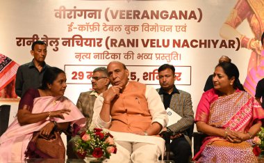 NEW DELHI, INDIA - 29 Mart 2025: Birlik Savunma Bakanı, Rajnath Singh, Cumhurbaşkanı, BJP Mahila Morcha, Vanathi Srinivasan ve Delhi Rekha Gupta başbakanı, Rajasthan Diya Kumari başkan yardımcısı, Ulusal Başkan Yardımcısı 