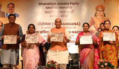 NEW DELHI, INDIA - 29 Mart 2025: Birlik Savunma Bakanı, Rajnath Singh, Cumhurbaşkanı, BJP Mahila Morcha, Vanathi Srinivasan ve Delhi Rekha Gupta başbakanı, Rajasthan Diya Kumari başkan yardımcısı, Ulusal Başkan Yardımcısı 